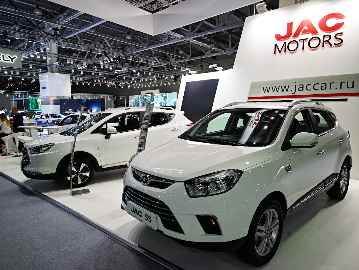 Caroutlet eu. Китайская марка JAC. Машина Джак Моторс. JAC Motors автосалон. Китайской компании JAC.